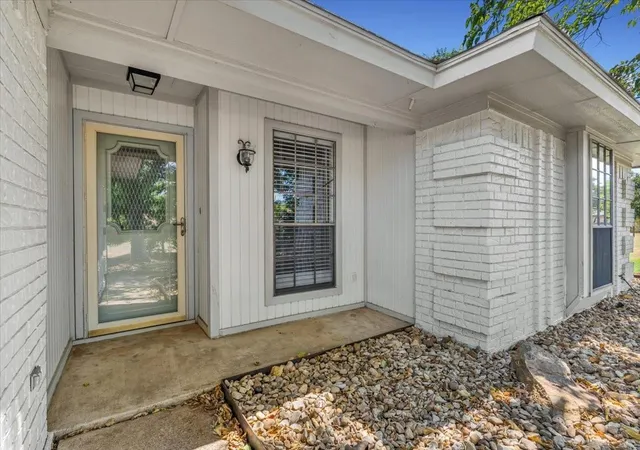 Photo 2 of Single family home for sale at 419 Ryan Ave, Burleson, TX 76028 | MLS# 59098569 | Listing updated on 2026-09-02