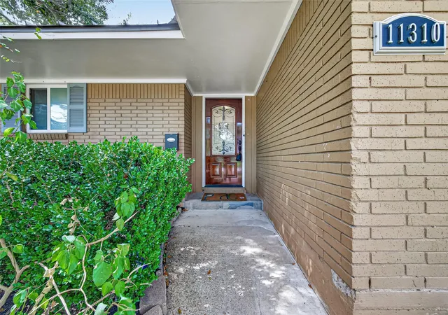 Photo 2 of Sale Pending at 11310 Gaymoor Dr, Houston, TX 77035 | MLS# 61419071 | Listing updated on 2026-09-22