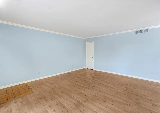 Listing Photo 5 - Condo for sale in building located at 3809 N Braeswood Blvd, Houston, TX 77025 - Unit #30