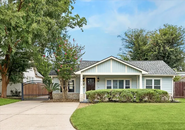 Photo 2 of Sale Pending at 1614 Wakefield Dr, Houston, TX 77018 | MLS# 77780413 | Listing updated on 2026-09-17