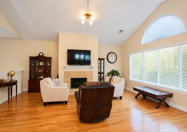 Photo 2 of Single family home for sale at 3645 Main Plz Dr, Houston, TX 77025 | MLS# 66236988 | Listing updated on 2026-09-15