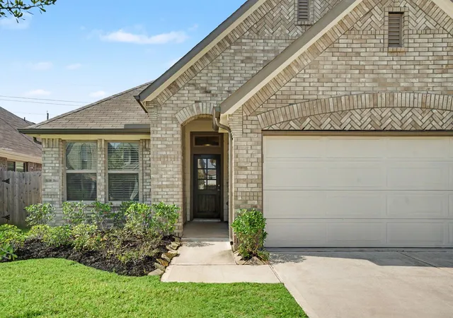 Photo 3 of Sale Pending at 3445 Acacia Grv Ln, Spring, TX 77386 | MLS# 9609381 | Listing updated on 2026-09-20