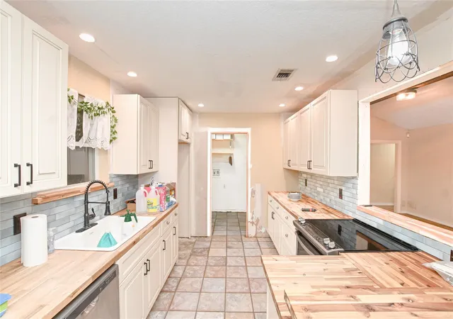 Photo 3 of Single family home for sale at 7301 Ave L 1/2, Santa Fe, TX 77510 | MLS# 9634053 | Listing updated on 2026-09-16