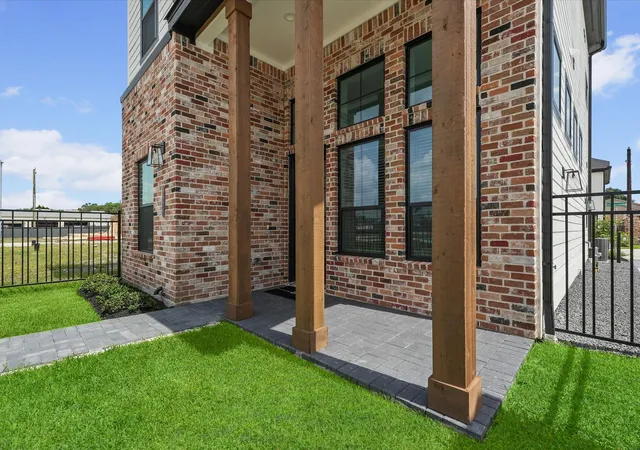 Photo 4 of Single family home for sale at 9214 Fort George St, Houston, TX 77063 | MLS# 20421097 | Listing updated on 2026-09-19