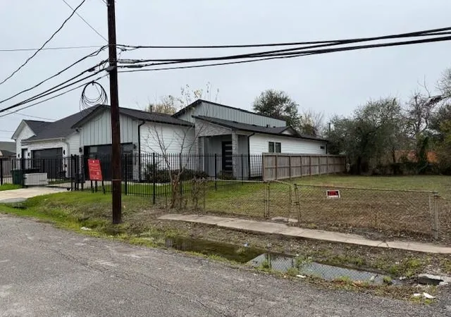 Photo 1 of Sale Pending at 3510 Cobb St, Houston, TX 77004 | MLS# 8007587 | Listing updated on 2026-10-05