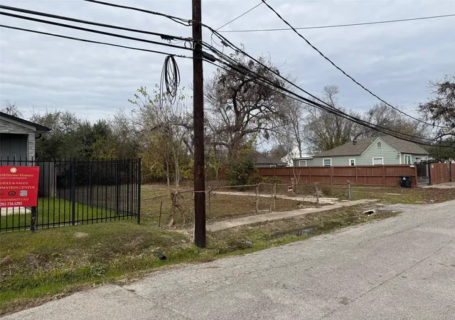 Photo 3 of Sale Pending at 3510 Cobb St, Houston, TX 77004 | MLS# 8007587 | Listing updated on 2026-10-05