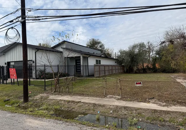 Photo 4 of Sale Pending at 3510 Cobb St, Houston, TX 77004 | MLS# 8007587 | Listing updated on 2026-10-05