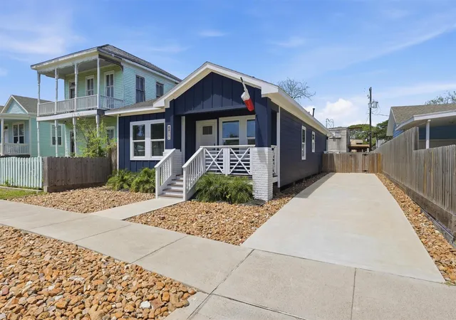 Photo 4 of Single family home for sale at 1804 Ursuline St, Galveston, TX 77550 | MLS# 4084826 | Listing updated on 2026-09-20