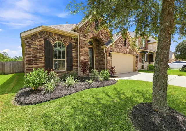 Photo 3 of Sale Pending at 2809 Parkside Village Ln, Pearland, TX 77581 | MLS# 54447009 | Listing updated on 2026-09-15