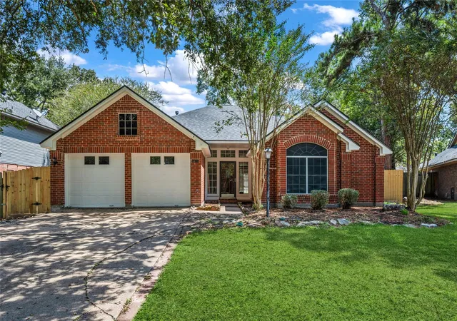 Photo 1 of Sale Pending at 5426 Fern Park Dr, Kingwood, TX 77339 | MLS# 58552844 | Listing updated on 2026-09-19