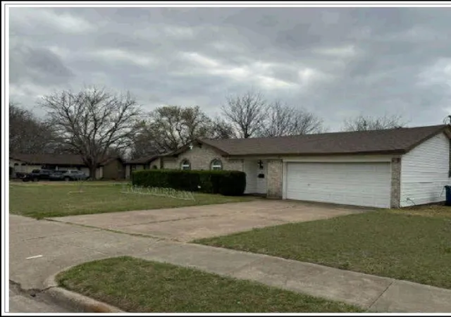 Photo 3 of Single family home for sale at 331 Springwillow Rd, Burleson, TX 76028 | MLS# 93841036 | Listing updated on 2026-09-17