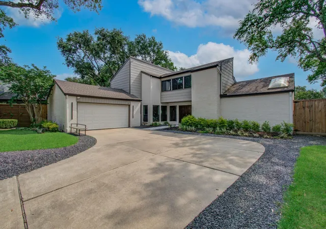 Photo 2 of Single family home for sale at 1607 Big Lake Dr, Houston, TX 77077 | MLS# 12617534 | Listing updated on 2026-09-26