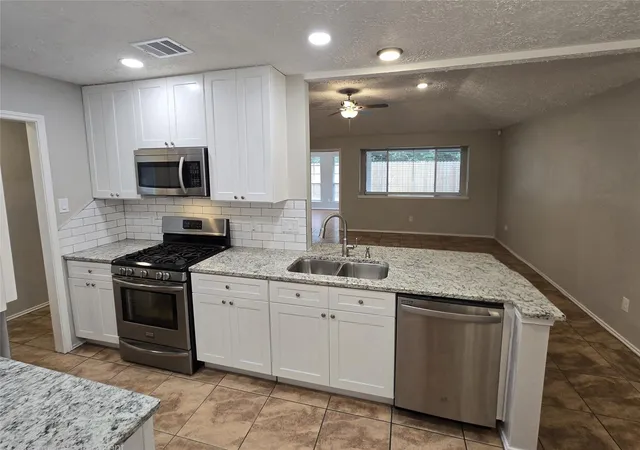 Photo 4 of Single family home for sale at 1109 Willow Crk Dr, La Porte, TX 77571 | MLS# 70699973 | Listing updated on 2026-09-11