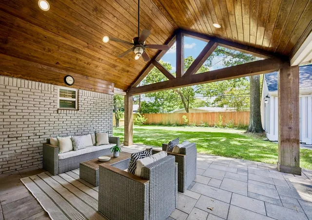 Photo 2 of Sale Pending at 10143 Whiteside Ln, Houston, TX 77043 | MLS# 24249549 | Listing updated on 2026-10-07