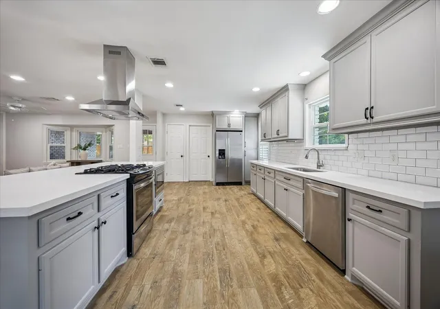 Photo 3 of Sale Pending at 10143 Whiteside Ln, Houston, TX 77043 | MLS# 24249549 | Listing updated on 2026-10-07