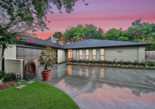 Photo 1 of Single family home for sale at 813 E Green Belt Dr, Sugar Land, TX 77498 | MLS# 50871458 | Listing updated on 2026-09-03