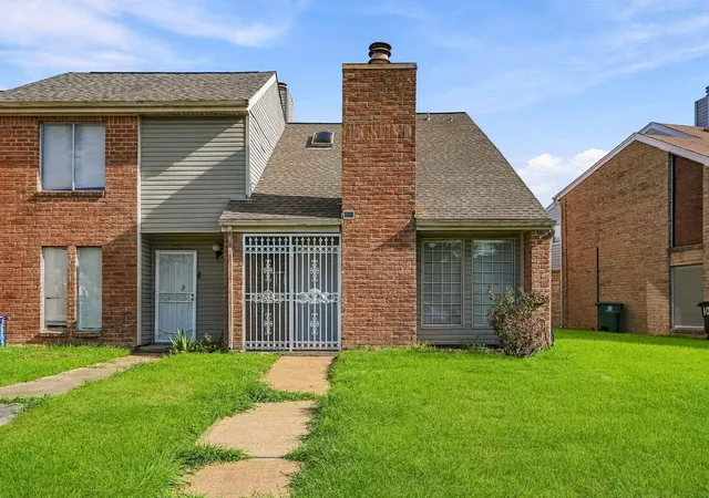 Photo 2 of Townhouse for sale at 10918 Village Bnd Ln #918, Houston, TX 77072 | MLS# 74254122 | Listing updated on 2026-09-18