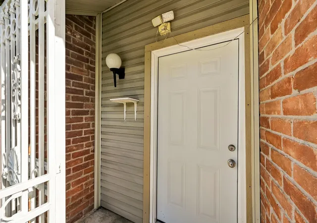 Photo 3 of Townhouse for sale at 10918 Village Bnd Ln #918, Houston, TX 77072 | MLS# 74254122 | Listing updated on 2026-09-18