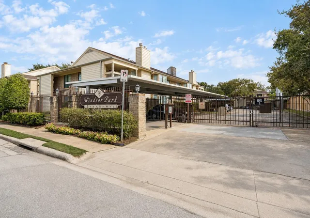 Photo 3 of Condo for sale at 1881 Bering Dr #58, Houston, TX 77057 | MLS# 91937699 | Listing updated on 2026-09-24