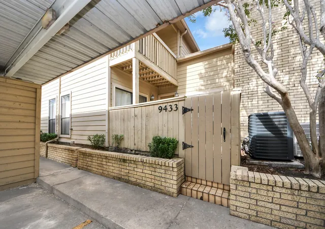 Photo 2 of Condo for sale at 9433 Pagewood Ln, Houston, TX 77063 | MLS# 13459714 | Listing updated on 2026-09-05