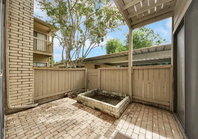 Photo 3 of Condo for sale at 9433 Pagewood Ln, Houston, TX 77063 | MLS# 13459714 | Listing updated on 2026-09-05