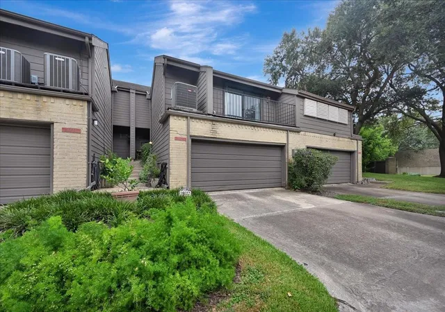 Townhouse for sale at 18022 Bal Harbour Dr, Houston, TX 77058 | MLS# 97029870