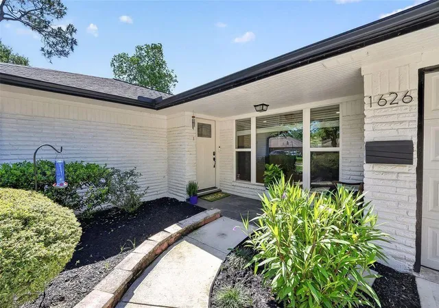 Photo 2 of Single family home for sale at 1626 Seagate Ln, Houston, TX 77062 | MLS# 58863627 | Listing updated on 2026-09-19