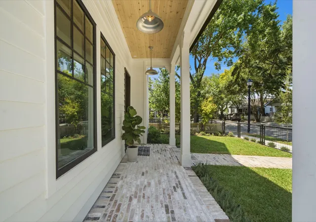 Photo 3 of Single family home for sale at 906 Bayland Ave, Houston, TX 77009 | MLS# 56747960 | Listing updated on 2026-09-19
