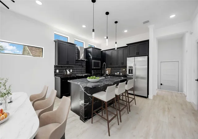 Listing Photo 4 - Condo for sale in building located at 3020 Retta St, Houston, TX 77026