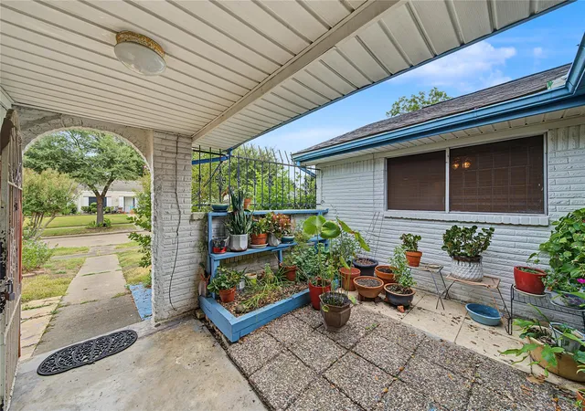 Photo 3 of Sale Pending at 8939 Concho St, Houston, TX 77036 | MLS# 15637696 | Listing updated on 2026-09-21