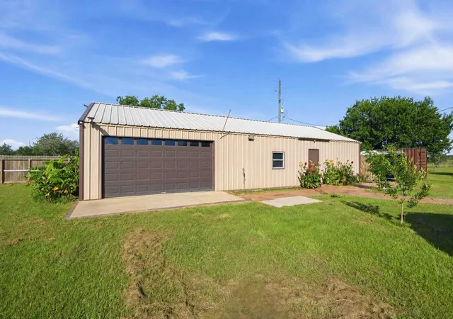 Photo 3 of Single family home for sale at 9318 E Creek Bnd Dr, Needville, TX 77461 | MLS# 10423886 | Listing updated on 2026-09-23