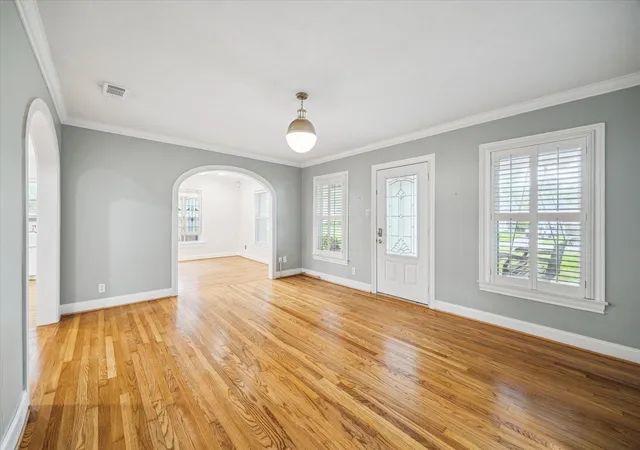 Photo 3 of Single family home for sale at 211 W 31st Street, Houston, TX 77018 | MLS# 4594415 | Listing updated on 2026-09-22