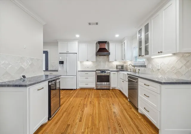 Photo 3 of Single family home for sale at 211 W 31st Street, Houston, TX 77018 | MLS# 4594415 | Listing updated on 2026-09-22