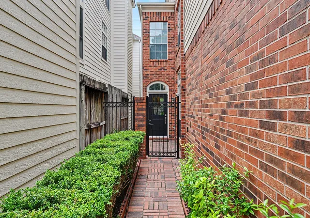 Photo 2 of Sale Pending at 1507 Park St, Houston, TX 77019 | MLS# 33283440 | Listing updated on 2026-09-10