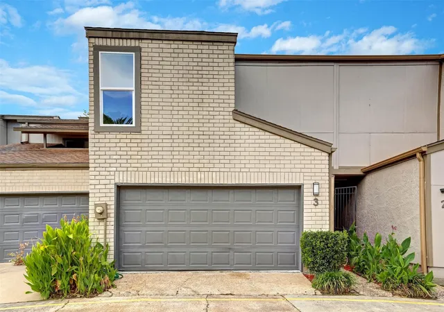 Photo 2 of Townhouse for sale at 880 Tully Rd #3, Houston, TX 77079 | MLS# 74108716 | Listing updated on 2026-09-23