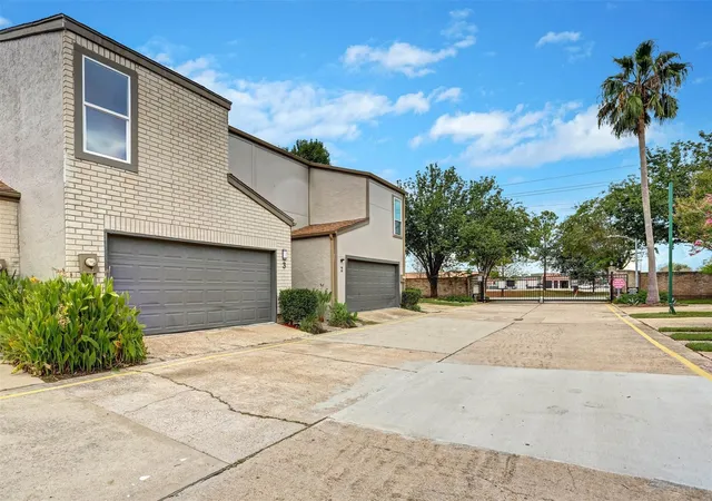 Photo 3 of Townhouse for sale at 880 Tully Rd #3, Houston, TX 77079 | MLS# 74108716 | Listing updated on 2026-09-23