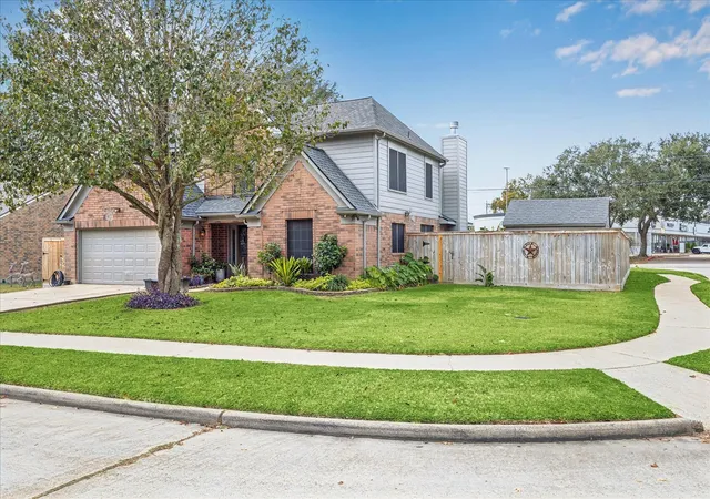 Photo 1 of Sale Pending at 2702 Glendale Dr, Pearland, TX 77584 | MLS# 43837468 | Listing updated on 2026-09-17