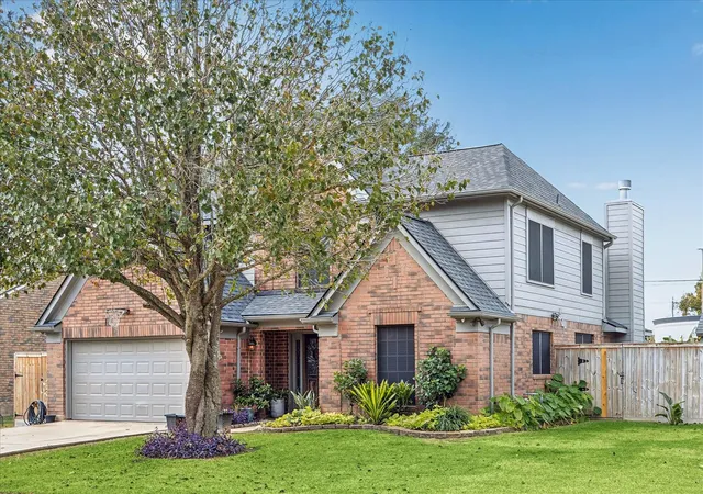 Photo 3 of Sale Pending at 2702 Glendale Dr, Pearland, TX 77584 | MLS# 43837468 | Listing updated on 2026-09-17