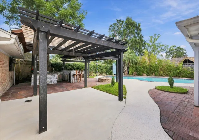 Photo 4 of Single family home for sale at 2711 Williamsburg Dr, Dickinson, TX 77539 | MLS# 81607671 | Listing updated on 2026-09-18