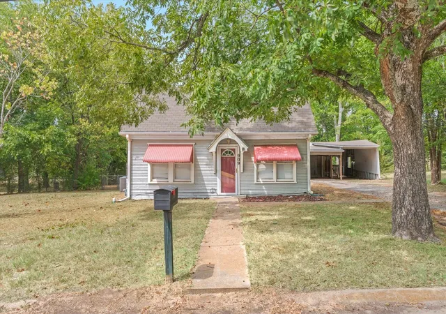 Photo 2 of Single family home for sale at 909 N Naid St, Grand Saline, TX 75140 | MLS# 86973806 | Listing updated on 2026-09-01