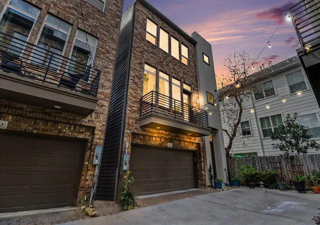 Single family home for sale at 715 Hartman St, Houston, TX 77007 | MLS# 60837463