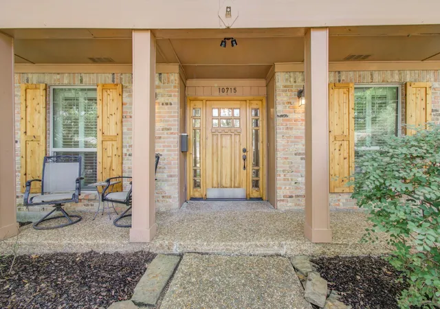 Photo 2 of Single family home for sale at 10715 Candlewood Dr, Houston, TX 77042 | MLS# 19210041 | Listing updated on 2026-09-26