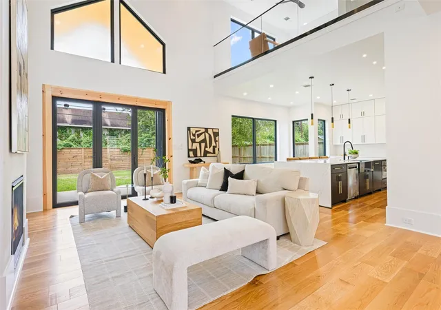 Photo 3 of Mansion for sale at 1730 Parana Dr, Houston, TX 77080 | MLS# 10067615 | Listing updated on 2026-09-10