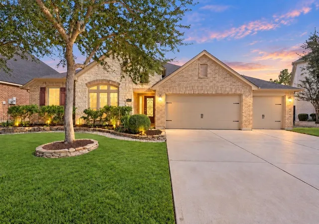 Photo 1 of Single family home for sale at 13812 Lakewater Dr, Pearland, TX 77584 | MLS# 14899791 | Listing updated on 2026-10-06