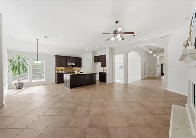 Photo 3 of Single family home for sale at 13812 Lakewater Dr, Pearland, TX 77584 | MLS# 14899791 | Listing updated on 2026-10-06