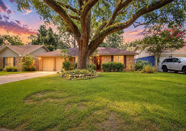 Photo 2 of Sale Pending at 2322 Carleen Rd, Houston, TX 77018 | MLS# 59606608 | Listing updated on 2026-10-06