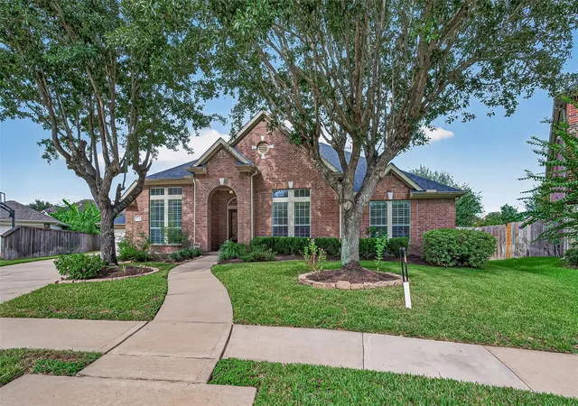 Photo 2 of Single family home for sale at 5242 Fountainbrook Ln, Sugar Land, TX 77479 | MLS# 33646321 | Listing updated on 2026-10-06