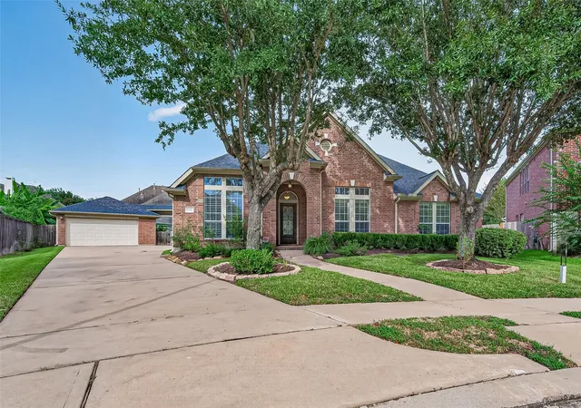 Photo 3 of Single family home for sale at 5242 Fountainbrook Ln, Sugar Land, TX 77479 | MLS# 33646321 | Listing updated on 2026-10-06