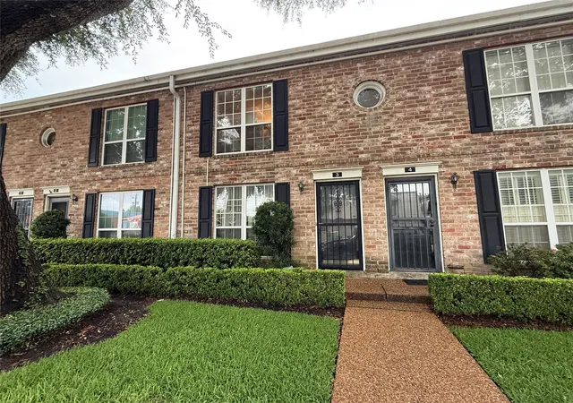 Photo 2 of Condo for sale at 6410 Del Monte Dr #3, Houston, TX 77057 | MLS# 25879227 | Listing updated on 2026-09-17