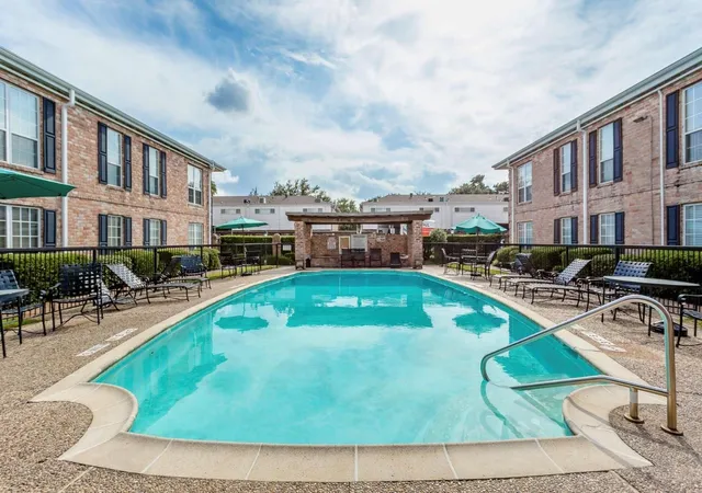 Photo 3 of Condo for sale at 6410 Del Monte Dr #3, Houston, TX 77057 | MLS# 25879227 | Listing updated on 2026-09-17